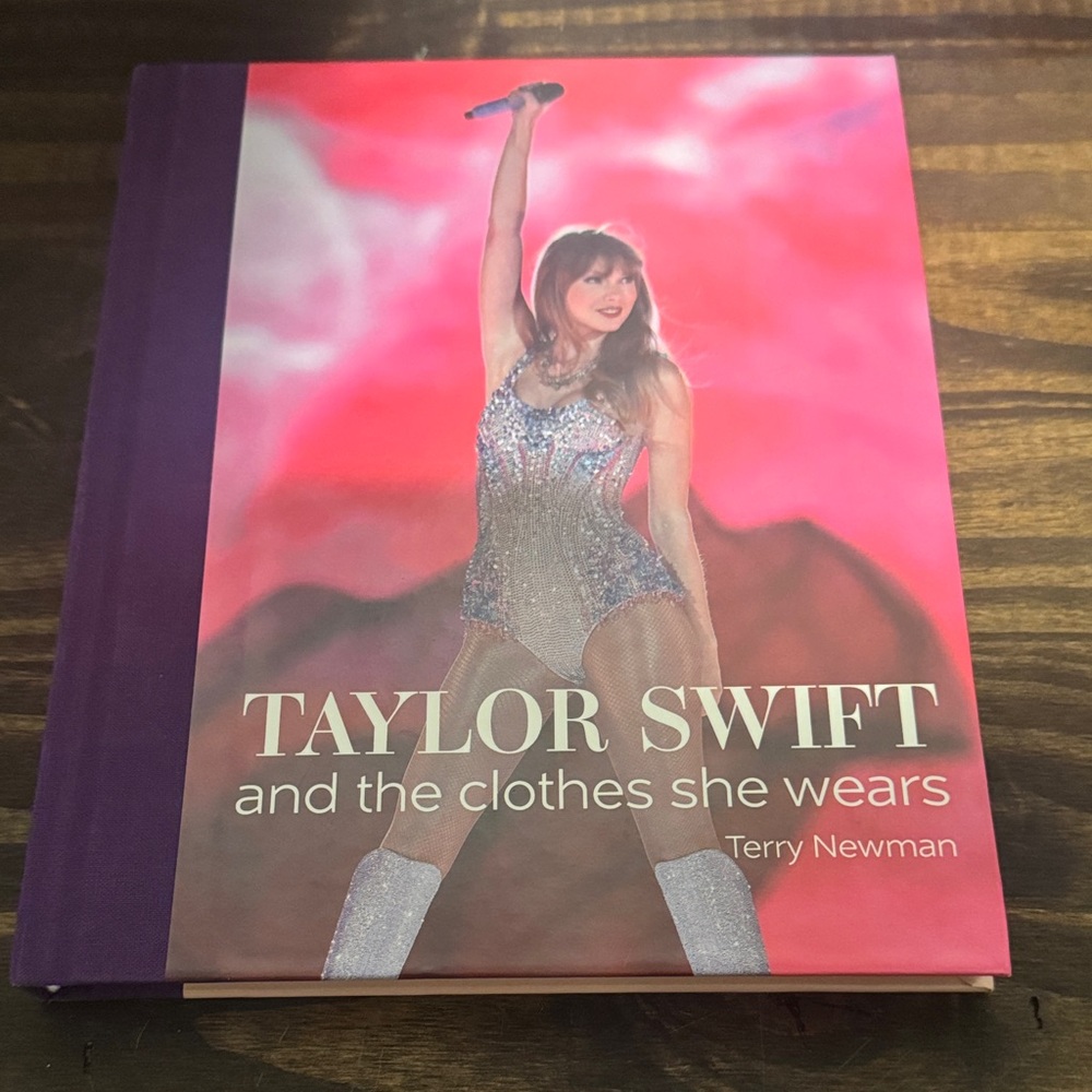 Hardback Taylor Swift and the Clothes She Wears - Purple and Red Cover